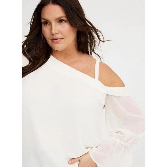 NWT Torrid One Shoulder Chiffon Asymmetrical Blouse Whisper White Size 3 - Picture 3 of 9